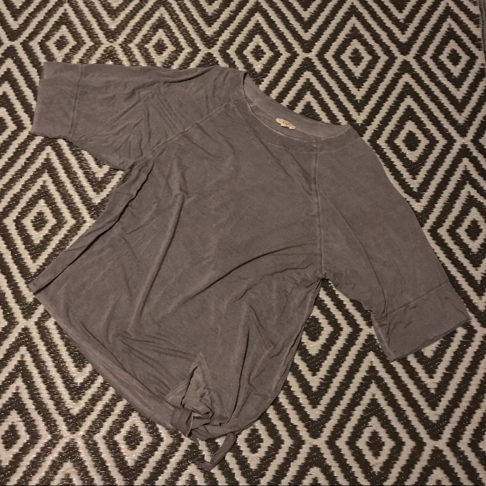 Easel Women’s Knot Top. Size Small.